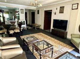 2 Bedroom Appartment Main Mall Road Murree, hotel em Murree