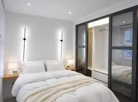 Modern 2 Bed Central Windsor, FREE PARKING 10 mins to train station & castle