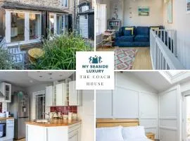 The Coach House -Charming 2 level cottage near beach and town