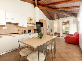 333 - Residence Montebello Bilocale A, Relax nel verde con Piscina, hotelli kohteessa Serralta