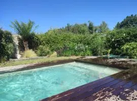 Maison calme, piscine chauffée et jardin plein sud