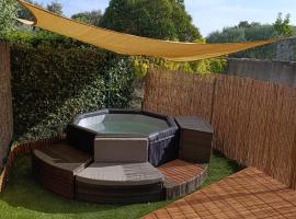 Villa Le Buis des Collines, classée 3 Étoiles AtoutFrance, magnifique villa superbement décorée et très bien équipée, idéale pour 6 pers, Terrasse extérieure avec son coin SPA, Clim, parking privatif, Hotel in Uchaud