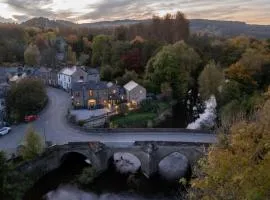 Riverside, Family Friendly Home on the River Derwent with Hot Tub, 10 guests