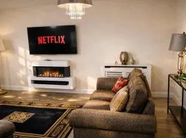 Spacious 4 Bedroom House in Milton Keynes with Home Office and Free Parking