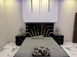 Minimalist Private Room with Attached Bathroom!