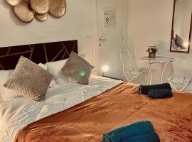 Affittacamere LA CASA DI GIADA a 3 minuti dal casello autostradale di Imola SELF CHECK-IN - parcheggio privato, מלון באימולה