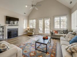 1 Mi to Bethany Beach Family Home on Golf Course!、ベサニービーチのホテル