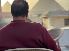 Makani's Pyramids View, &xi;&epsilon;&nu;&omicron;&delta;&omicron;&chi;&epsilon;ί&omicron; &tau;&epsilon;&sigma;&sigma;ά&rho;&omega;&nu; &alpha;&sigma;&tau;έ&rho;&omega;&nu; &sigma;&tau;&omicron; &Kappa;ά&iota;&rho;&omicron;