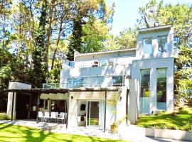 Moderna Casa en Pinamar zona golf - 9 personas - 4 habitaciones, Hotel in Pinamar