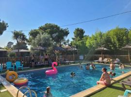 ZEcamping 3 étoiles avec piscine chauffée - bar et restaurant, Hotel in Pézenas
