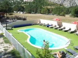 ZEcamping 2 avec piscine restaurant vue sur le village de Saint Auban