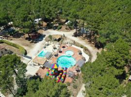 ZEcamping 3 familial avec piscine chauffée aire de jeux et restaurant, hotelli kohteessa Bollène