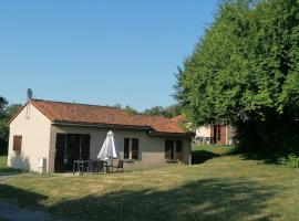 Chalet 3 étoiles - Parc aquatique - eebbhb, hotell sihtkohas Moncontour