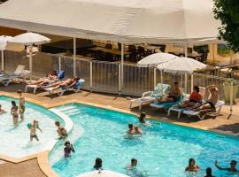 Camping - Piscine - ccagfdb, hotel u gradu Klervo le Lak