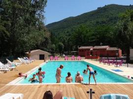 Camping 4 étoiles - Piscine - ccbbihi, hotel a Mialet
