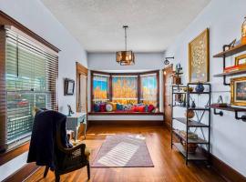 Historic Charm: Spacious 4BR Retreat Sleeps 11 - Holiday Home, hotelli kohteessa Grandview