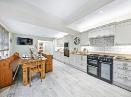 Large Victorian Family Home, Central Matlock, Hot Tub and Games Room, 13 Guests, hotel v destinácii Matlock