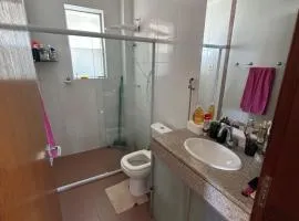 Quarto confortável em apartamento familiar