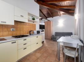 337 - Residence Montebello Monolocale E, Relax con Piscina e Giardino, hotel v destinaci Bolano