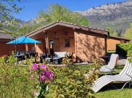Cabin No 7 Annecy Lake, hotel i Verthier
