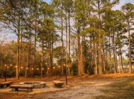Tree Farm Stay Fire Pit & Grill WOW-King Suite