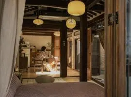 30 seconds from Dongmyo Station Private Hanok Exclusive use DDP Cheonggyecheon Dongdaemun Selected as an excellent hanok Maximum 5 people