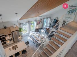 Valcartier Station में La Casa Bella - Luxury, Comfort, Pool & private SPA, कैबिन