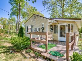 Viesnīca Wooded Cottage with Fire Pit and Boat Parking pilsētā Somerseta