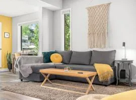 Funky 1 BR Century Home-Near DT, C-train