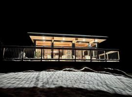 Luxe Mountain Escape - Hot Tub - Fireplace - Cozy, hotel i Saint Adolphe D'Howard