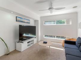 Family Holiday Retreat 4 Beds and Pool, хотел в Норт Лейкс