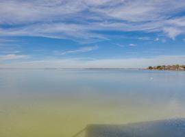 Gun Barrel Lakefront with Dock and Fire Pit, hotel a Gun Barrel City