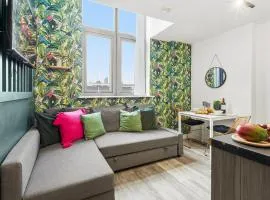 #115 ModernCity Escape Central Apartment- 10 mins to Royal Albert Dock Liverpool- Sleeps 4 - "Perfect for contractors and Families "