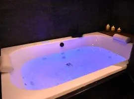BATROOM Suite Batman Balnéo & Salle Cinéma