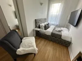 Comfortable room with shared kitchen and bathroom 5 min to the beach and O2 academy