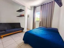 Apto no Centro de Bertioga, apenas 850mts da Praia, balsa, Ao lado do rio e natureza com vaga, churrasqueira e wifi