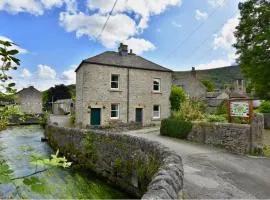 Charming Riverside Cottage in Bradwell, Central Peak District, 4 Guests