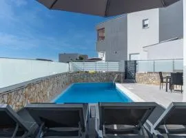 Blue Skyline with private pool
