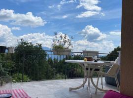 Happy house with terrace lake and mountain view, Hotel in Arosio