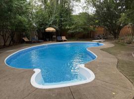 Spacious 4-Bedrooms Friendly House-Pool-Parking, hotel v destinaci Markham