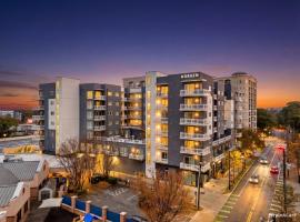 FIFA 2026 Stay - King Studio Getaway! Prime Location, Balcony, Gym - 2 min from Mercedes Benz Stadium - 7, hotel a Atlanta