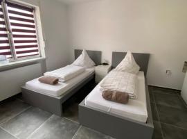 Modernes 1-Zimmer Apartment mit Küche und Bad, hotel u gradu 'Merzig'