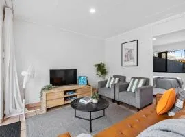 Pet-Friendly Tropical Yard Walk to Rainbow Beach