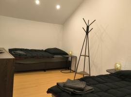 Gemütliche Wohnung mit zwei Schlafzimmern, hotel in Eching