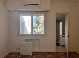 Your retreat with a pool and barbecue in Martinez, hotel a Martínez