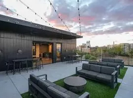 Modern Condo for 6 with Rooftop & Gym Near DT
