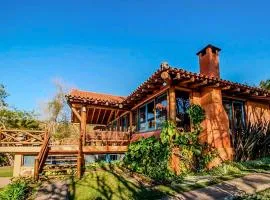 Chalé 04 · Chalé de montanha com lareira, sauna e piscina.