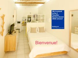 Clementine - Joli studio privé avec clim calme à 70 m du centre village de Lauris, hotel di Lauris