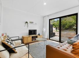 Pet friendly coastal retreat walk to beach outdoor shower โรงแรมในเรนโบว์บีช