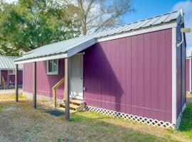 4 Mi to Dtwn Picayune! Piney Woods Tiny Home, hotel v destinaci Picayune